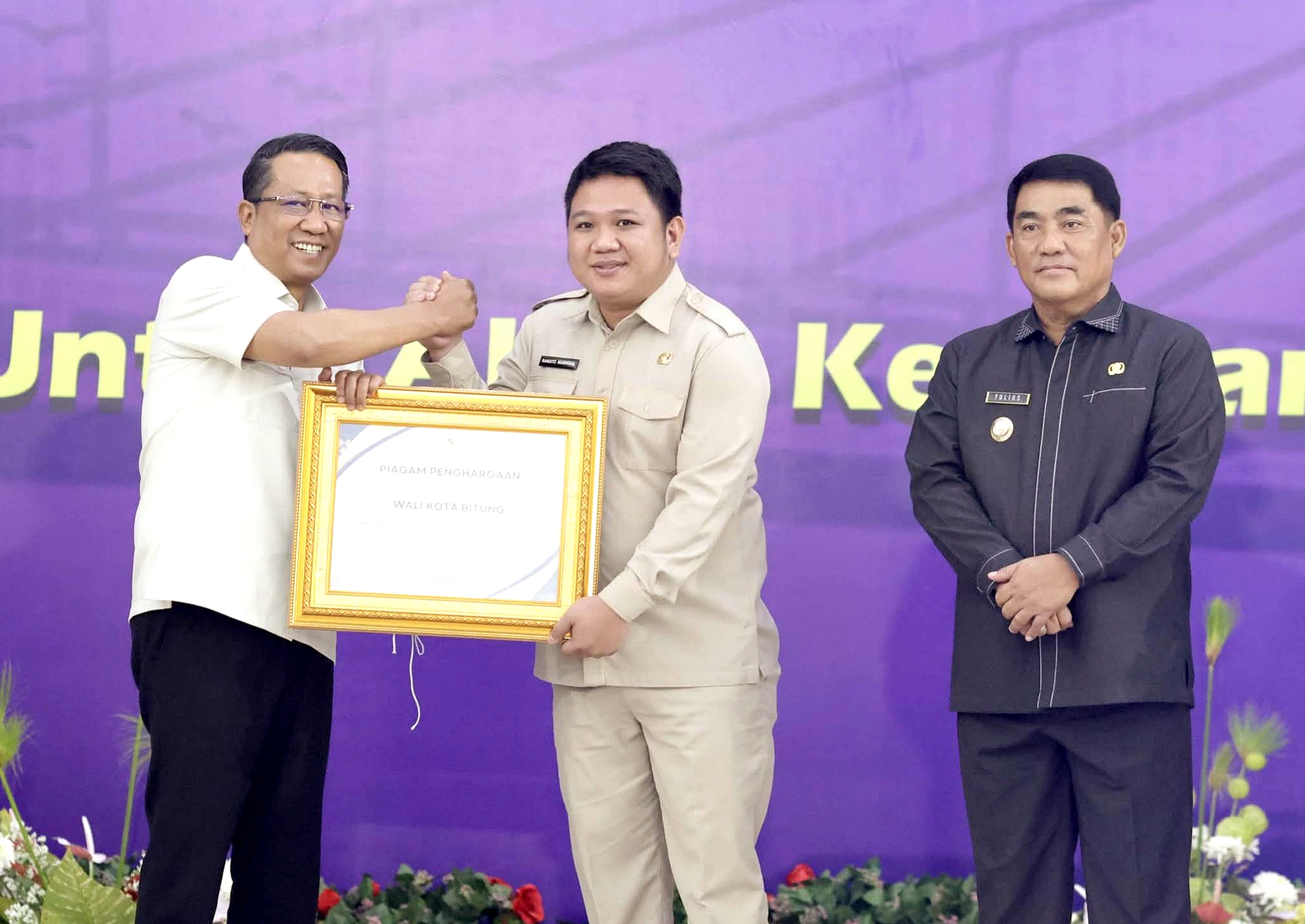 Wakil Walikota Bitung, Randito Maringka, S.Sos., saat menerima Piagam Penghargaan dari Menteri Hukum RI, Dr. Supratman Andi Agtas, S.H., M.H.,. disaksikan oleh Gubernur Sulut, Mayjen TNI (Purn) Yulius Selvanus, S.E., di Graha Gubernuran Manado, Kamis (26/2/2026). (Foto: Ist)