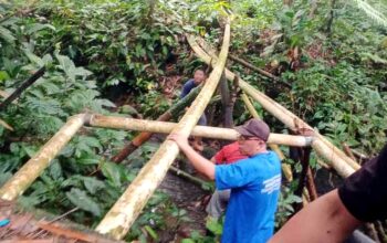 Pemerintah Desa Kumelembuai, Kabupaten Minahasa Selatan, melakukan normalisasi pipa air untuk kelancaran debit air. (Foto: Ist)