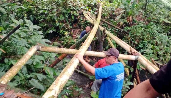Respons Keluhan Warga, Pemerintah Desa Kumelembuai Normalisasi Pipa Air Bersih