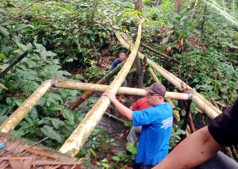 Pemerintah Desa Kumelembuai, Kabupaten Minahasa Selatan, melakukan normalisasi pipa air untuk kelancaran debit air. (Foto: Ist)