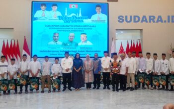 Foto Bersama Gubernur Sulut, Yulius Selvanus didampingi Ibu Anik Yulius Selvanus dan Wakil Gubernur, Victor Mailangkay, bersama Pengurus KKSS Sulut dan Anak Yatim. (Foto: Ridho L Tobing).