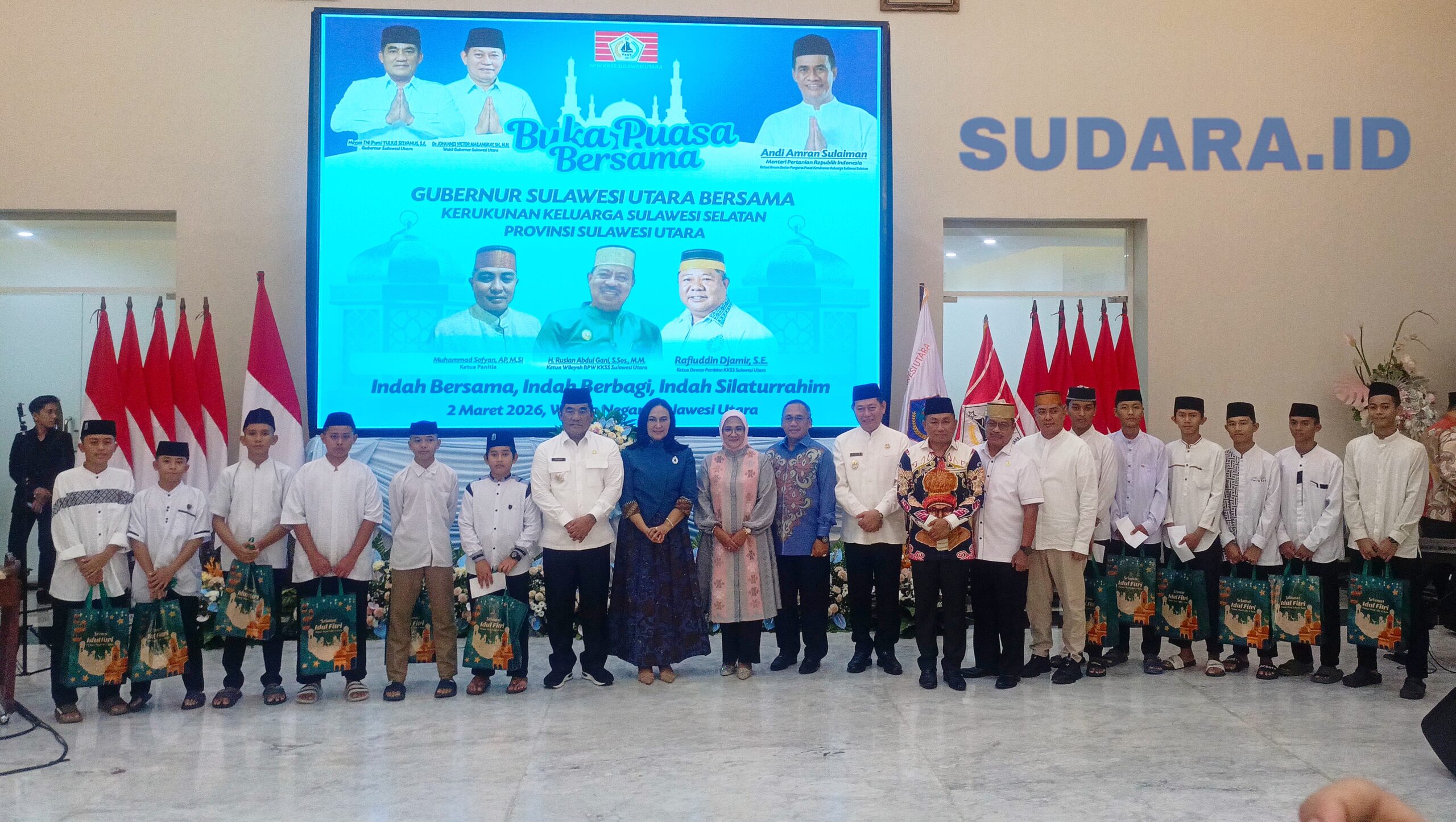 Foto Bersama Gubernur Sulut, Yulius Selvanus didampingi Ibu Anik Yulius Selvanus dan Wakil Gubernur, Victor Mailangkay, bersama Pengurus KKSS Sulut dan Anak Yatim. (Foto: Ridho L Tobing).