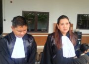 Anggota Tim Advocat FK, Citra Tangkudung (kanan), saat diwawancarai awak media di Pengadilan Negeri Manado, Selasa (3/3/2026). (Foto: Ridho L Tobing)