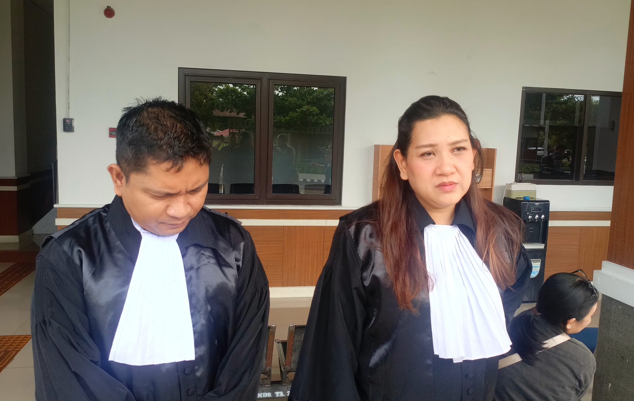 Anggota Tim Advocat FK, Citra Tangkudung (kanan), saat diwawancarai awak media di Pengadilan Negeri Manado, Selasa (3/3/2026). (Foto: Ridho L Tobing)