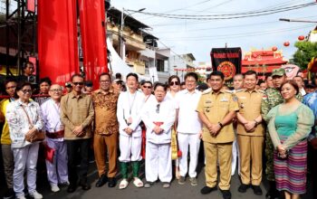Gubernur Sulut, Yulius Selvanus didampingi Wakil Gubernur, Victor Mailangkay bersama Walikota Manado, Andrei Angouw dan Wakil Walikota, Richard Sualang, saat gelar Goan Siau, Cap Go Meh 2577 Kongzili di Kampung Cina, Kota Manado, Selasa (3/3/2026). (Foto: Ist)