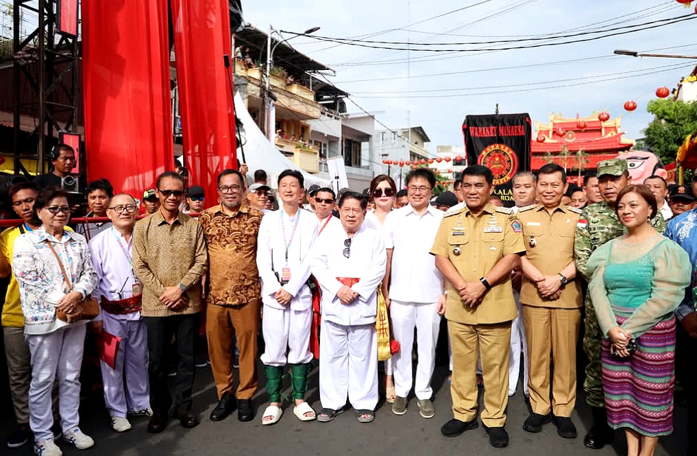 Gubernur Sulut, Yulius Selvanus didampingi Wakil Gubernur, Victor Mailangkay bersama Walikota Manado, Andrei Angouw dan Wakil Walikota, Richard Sualang, saat gelar Goan Siau, Cap Go Meh 2577 Kongzili di Kampung Cina, Kota Manado, Selasa (3/3/2026). (Foto: Ist)