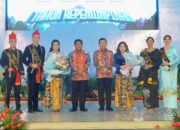 Gubernur Sulut, Mayjen TNI (Purn) Yulius Selvanus SE didampingi Ketua TP PKK Sulut, Ny Anik Yulius Selvanus (tengah kiri), bersama Wakil Gubernur, Dr. J. Victor Mailangkay SH MH didampingi Wakil Ketua TP-PKK, Ny. Dr. Merry E. Mailangkay-Kalalo SH MH (tengah kanan). (Foto: Ist)