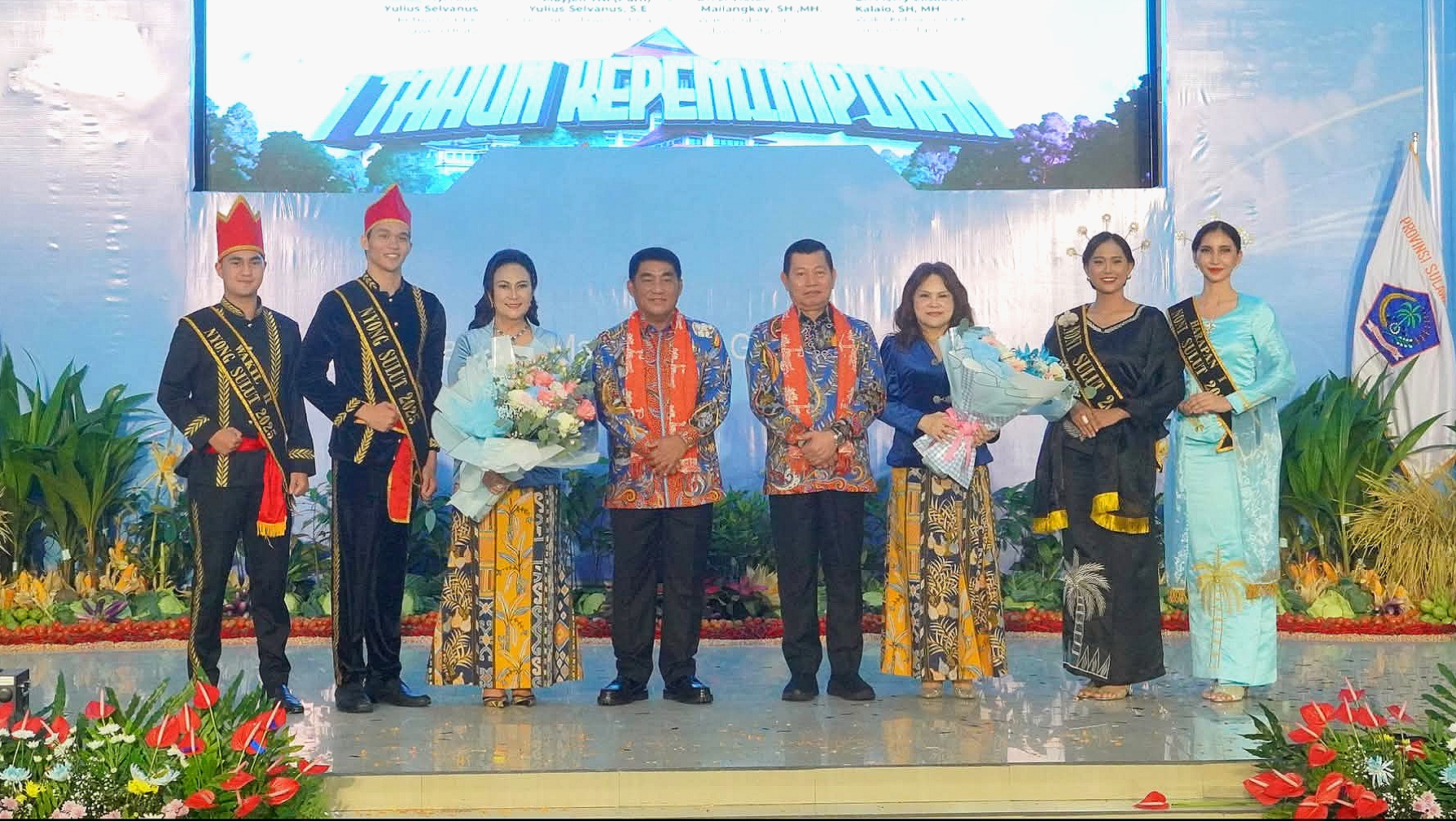 Gubernur Sulut, Mayjen TNI (Purn) Yulius Selvanus SE didampingi Ketua TP PKK Sulut, Ny Anik Yulius Selvanus (tengah kiri), bersama Wakil Gubernur, Dr. J. Victor Mailangkay SH MH didampingi Wakil Ketua TP-PKK, Ny. Dr. Merry E. Mailangkay-Kalalo SH MH (tengah kanan). (Foto: Ist)