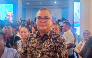 Ketua Fraksi Gerindra DPRD Sulut, Louis Carl Schramm SH MH, saat menghadiri Ibadah Syukur Satu Tahun Kepemimpinan YSK-Victory di Graha Gubernuran, Manado, Kamis (5/3/2026). (Foto: Ridho L Tobing)