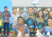 Kebersamaan Satu Tahun Kepemimpinan YSK-Victory, Walikota Bitung Hengky Honandar SE didampingi Ketua TP PKK Kota Bitung, Ny Ellen Honandar Sondakh SE bersama Wakil Walikota, Randito Maringka S Sos. (Foto: Ist)