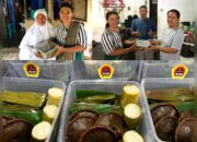 Rukun Karo Merga Silima Manado berbagi takjil Kue Cucur dan Kue Cimpa. (Foto: Ist)