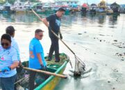 Plt. Sekretaris DPRD Sulut, Weliam Niklas Silangen, S.Sos., M.Si, (kaos biru), saat gelar kerja bakti di perairan TPI Tumumpa, Kota Manado, Jumat (6/3/2026).