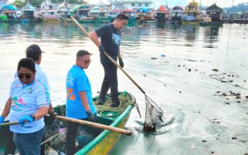 Plt. Sekretaris DPRD Sulut, Weliam Niklas Silangen, S.Sos., M.Si, (kaos biru), saat gelar kerja bakti di perairan TPI Tumumpa, Kota Manado, Jumat (6/3/2026).