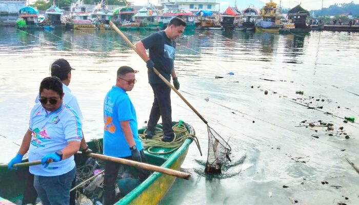 Tim Setwan Sulut Terjunkan Perahu Sisir Sampah Plastik di Perairan TPI Tumumpa