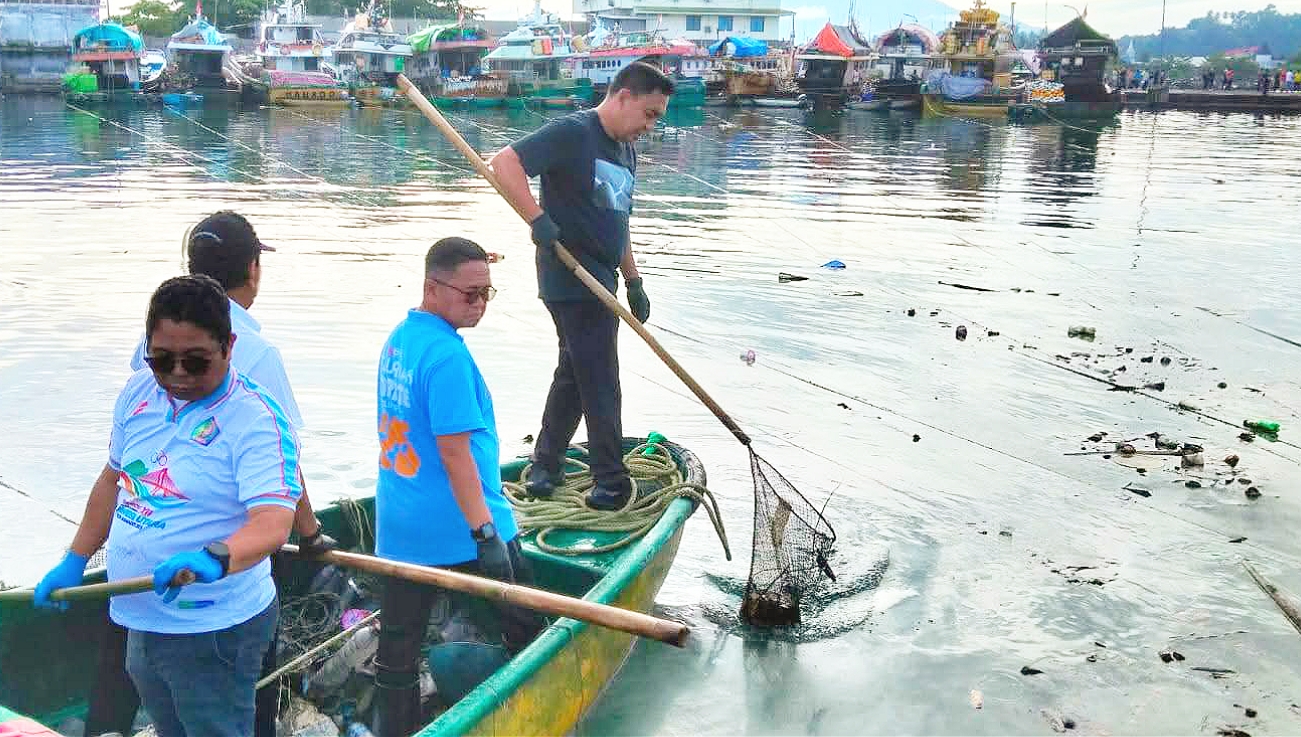 Plt. Sekretaris DPRD Sulut, Weliam Niklas Silangen, S.Sos., M.Si, (kaos biru), saat gelar kerja bakti di perairan TPI Tumumpa, Kota Manado, Jumat (6/3/2026).