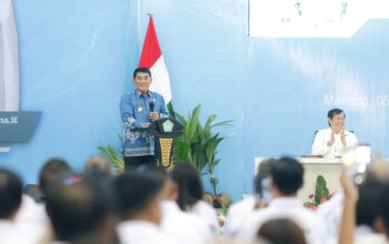 Gubernur Sulut, Yulius Selvanus Komaling (YSK) saat menghadiri Pelantikan Dekopinda 15 Kabupaten/Kota se-Sulawesi Utara. Tampak di gambar Ketua Dekopinwil Sulut, Godbless Sofcar Vicky Lumentut. (Foto: Ist)