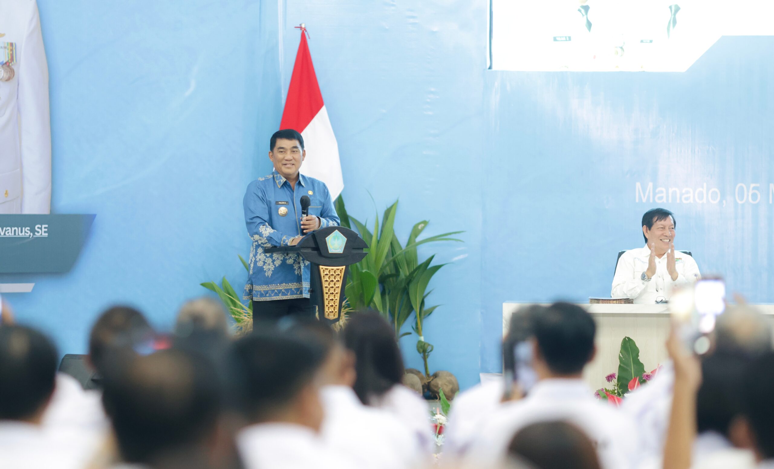 Gubernur Sulut, Yulius Selvanus Komaling (YSK) saat menghadiri Pelantikan Dekopinda 15 Kabupaten/Kota se-Sulawesi Utara. Tampak di gambar Ketua Dekopinwil Sulut, Godbless Sofcar Vicky Lumentut. (Foto: Ist)