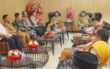 Walikota Bitung, Hengky Honandar SE bersama Forkopimda linta sektoral membahas langkah strategis untuk meredam konflik antar pemuda di Kota Bitung. (Foto: Ist)