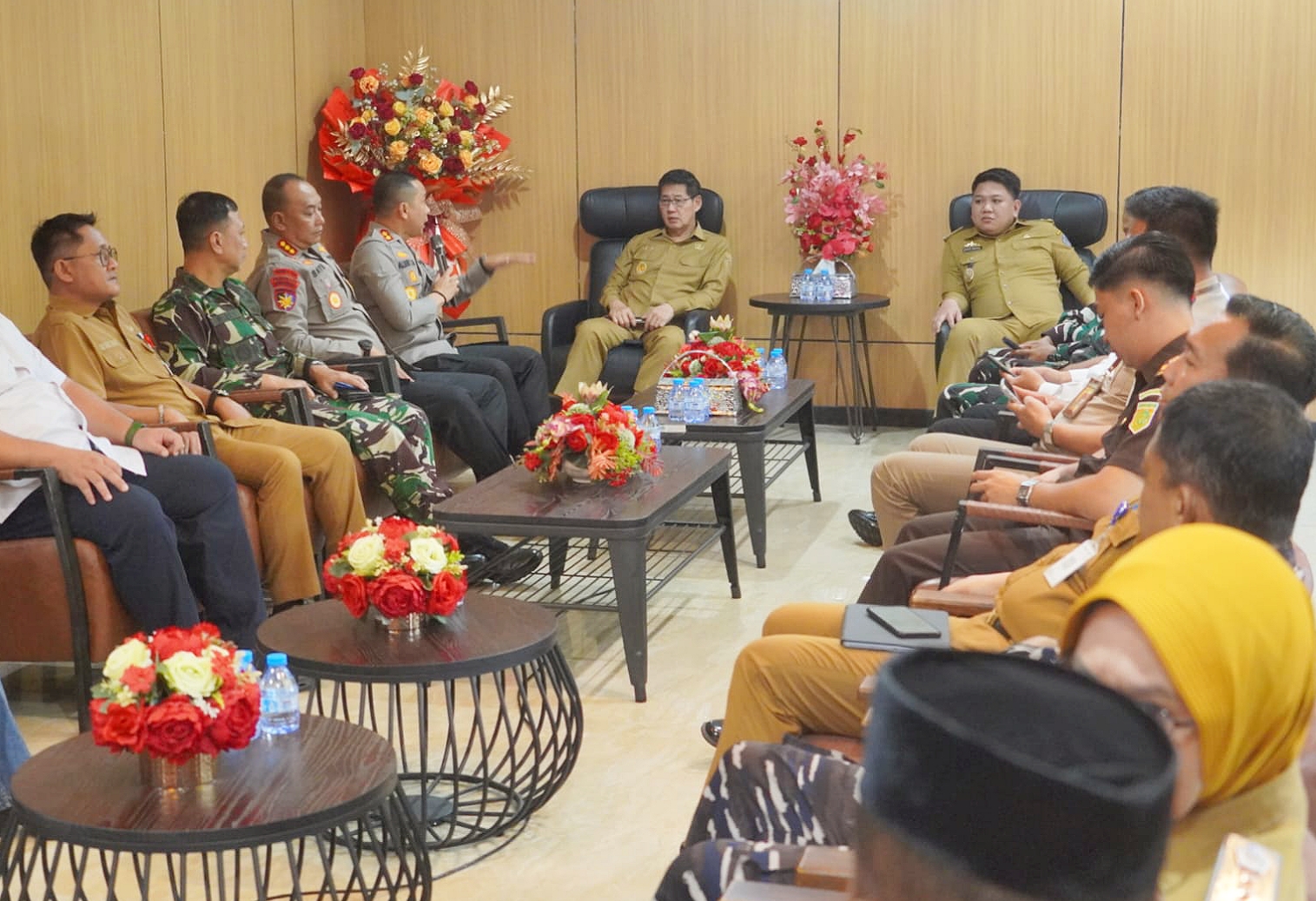 Walikota Bitung, Hengky Honandar SE bersama Forkopimda linta sektoral membahas langkah strategis untuk meredam konflik antar pemuda di Kota Bitung. (Foto: Ist)