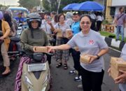 Ketua Dekranasda Kota Bitung, Ny Ellen Honandar Sondakh SE, saat berbagi takjil Ramadan 1447 H. (Foto: Ist)