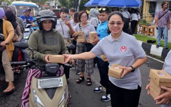 Ketua Dekranasda Kota Bitung, Ny Ellen Honandar Sondakh SE, saat berbagi takjil Ramadan 1447 H. (Foto: Ist)
