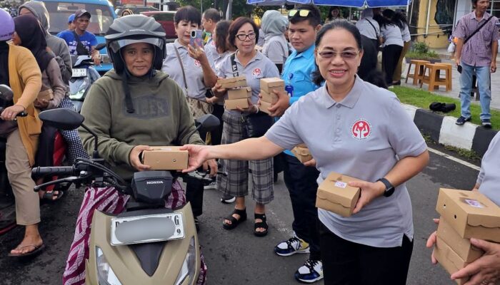 Aksi Sosial Dekranasda Bitung: Ellen Honandar Sondakh Turun ke Jalan Bagikan Ratusan Paket Takjil