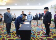 Momen pelantikan Kadis Kominfo dan Kadis Lingkungan Hidup Sulut di Kotamobagu. (Foto: Ist)