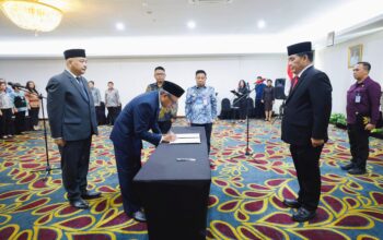 Momen pelantikan Kadis Kominfo dan Kadis Lingkungan Hidup Sulut di Kotamobagu. (Foto: Ist)