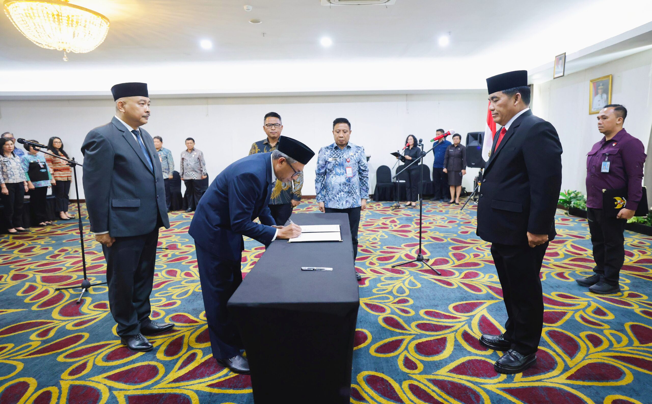 Momen pelantikan Kadis Kominfo dan Kadis Lingkungan Hidup Sulut di Kotamobagu. (Foto: Ist)