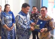 Gubernur Sulut, Mayjen TNI (Purn) Yulius Selvanus SE, didampingi Ketua TP PKK, Ny. Anik Yulius Selvanus, menyerahkan kunci dan surat kendaraan hibah Bank Indonesia ke Ketua BPS GMIM, Pdt Dr Fekky W Kamasaan MTh. (Foto: Ist)