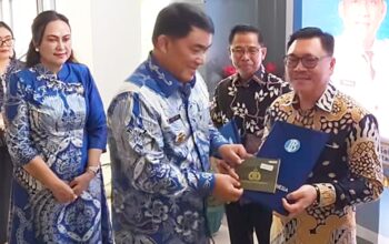 Gubernur Sulut, Mayjen TNI (Purn) Yulius Selvanus SE, didampingi Ketua TP PKK, Ny. Anik Yulius Selvanus, menyerahkan kunci dan surat kendaraan hibah Bank Indonesia ke Ketua BPS GMIM, Pdt Dr Fekky W Kamasaan MTh. (Foto: Ist)