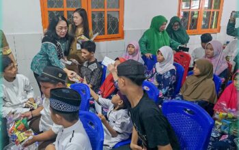 Ketua TP PKK Kota Bitung, Ny. Ellen Honandar SE, saat kegiatan Bakti Sosial dalam rangka HKG PKK ke-54. (Foto: Ist)