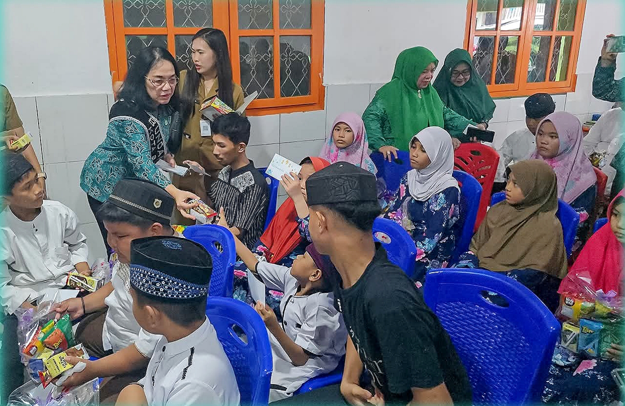 Ketua TP PKK Kota Bitung, Ny. Ellen Honandar SE, saat kegiatan Bakti Sosial dalam rangka HKG PKK ke-54. (Foto: Ist)