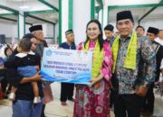 Gubernur Sulut, Mayjen TNI (Purn) Yulius Selvanus SE dan Ketua TP-PKK Sulut, Ny. Anik Yulius Selvanus saat menyerahkan bantuan nutrisi. (Foto: Ist)