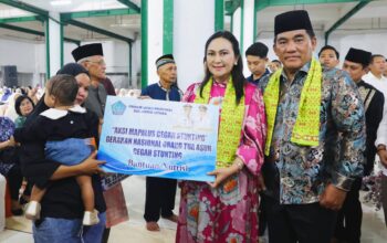 Gubernur Sulut, Mayjen TNI (Purn) Yulius Selvanus SE dan Ketua TP-PKK Sulut, Ny. Anik Yulius Selvanus saat menyerahkan bantuan nutrisi. (Foto: Ist)
