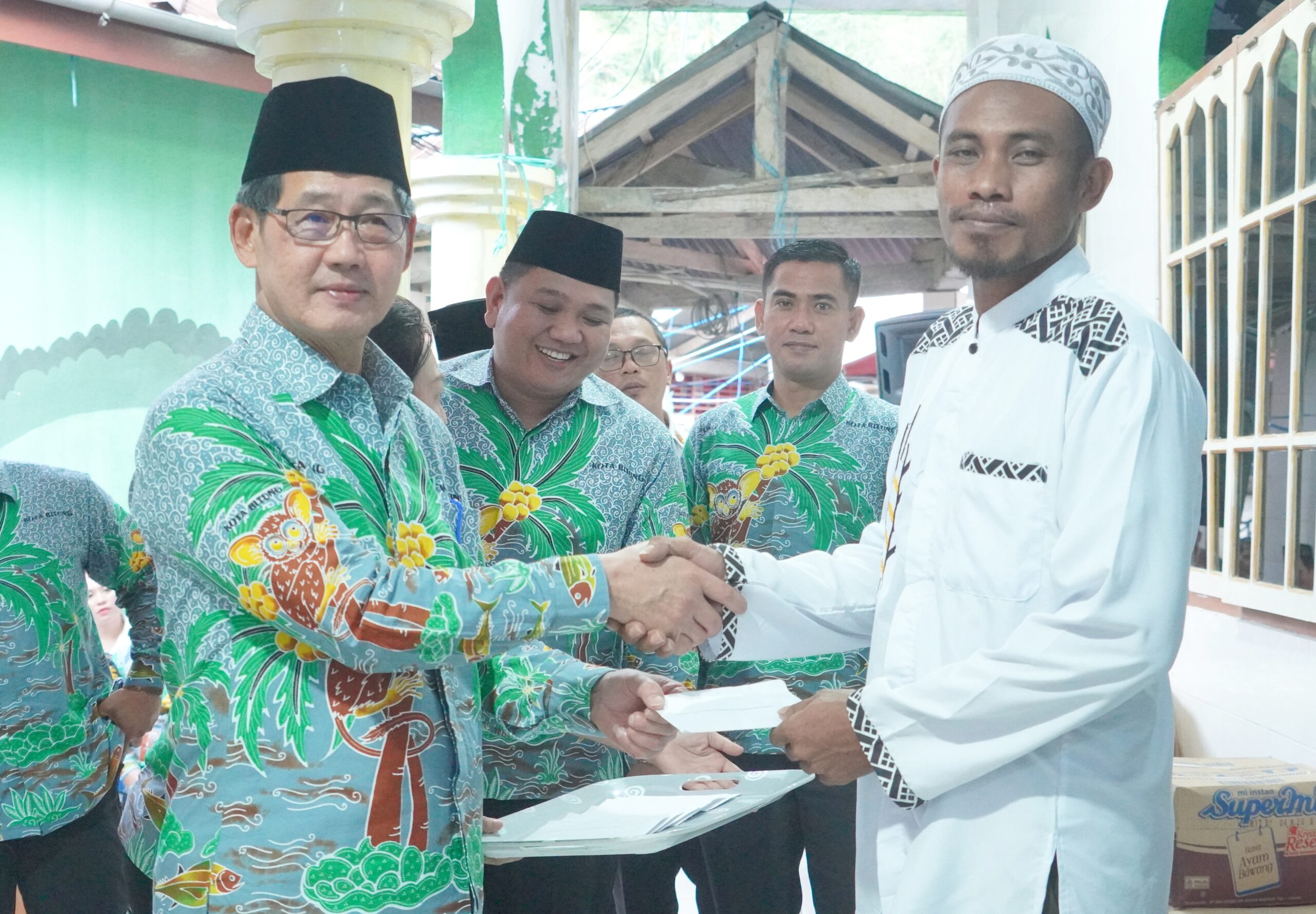 Walikota Bitung, Hengky Honandar SE didampingi Wakil Walikota Randito Maringka S.Sos, saat gelar Safari Ramadan di Kelurahan Batulubang Kecamatan Lembeh Selatan Pulau Lembeh Kota Bitung, Rabu (11/3/2026) (Foto: Ist)