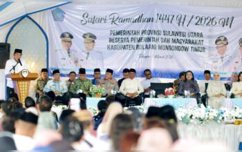 Gubernur Sulut, Mayjen TNI (Purn) Yulius Selvanus SE saat menyampaikan sambitan dalam gelar Safari Ramadan Pemprov Sulut di Kabupaten Bolaang Mongondow Timur. (Foto: Ist)
