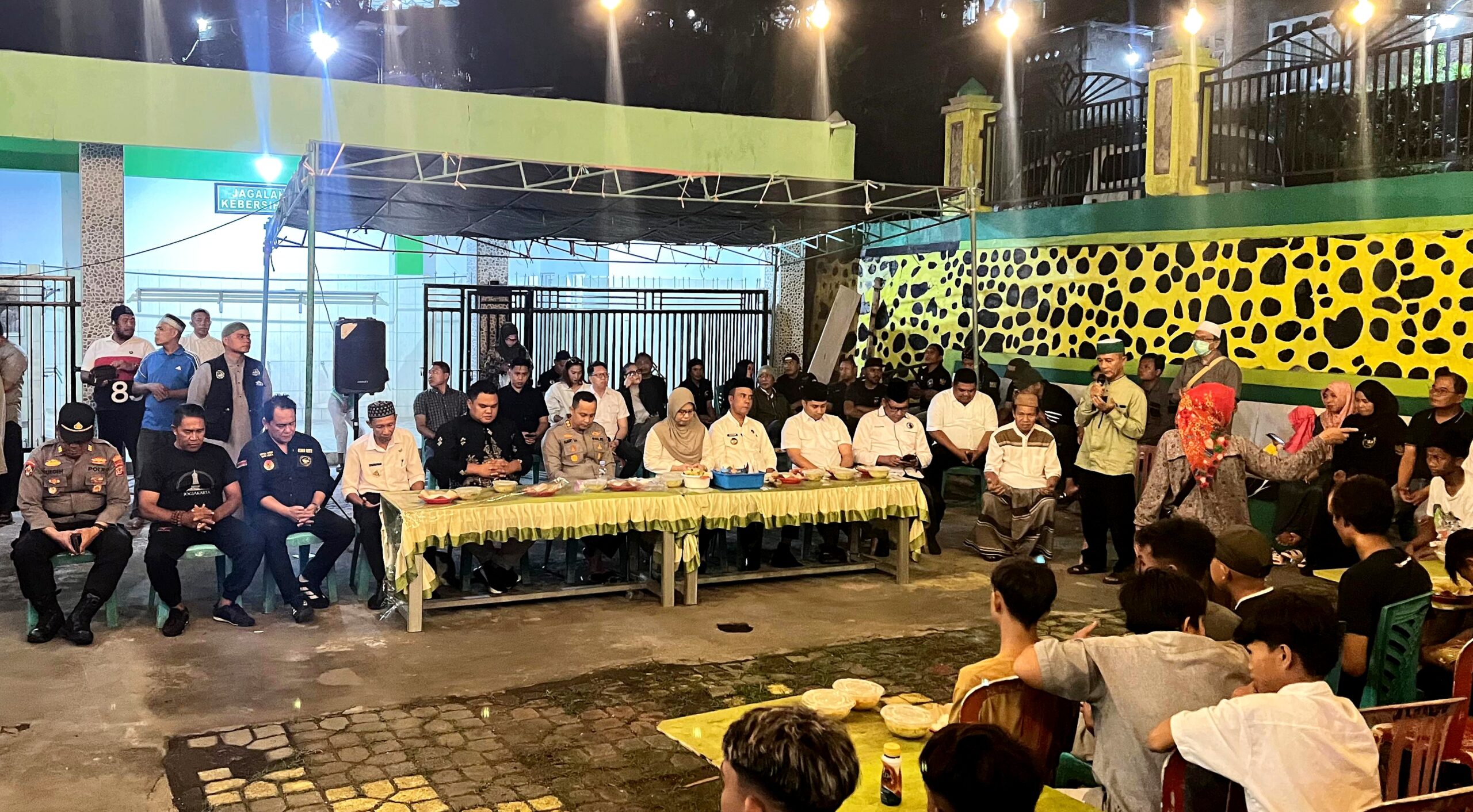 Polres Bitung pertemukan dua kelompok pemuda dari kompleks Empang dan Sari kelapa dalam hangatnya suasana berbuka puasa. (Foto: Ist)