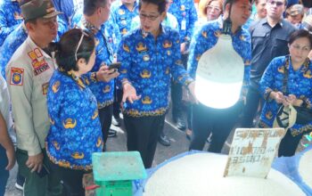 Walikota Bitung, Hengky Honandar SE didampingi Wakil Walikota Randito Maringka S Sos, saat sidak di pasar Girian, Kamis (12/3/2026). (Foto: Ist)