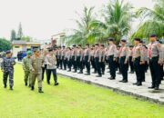 Gubernur Sulut, Mayjen TNI (Purn) Yulius Selvanus SE, bersama Kapolda Sulut Irjen Pol Roycke Harry Langie, Pangdam XIII/Merdeka Mayjen TNI Mirza Agus, serta Komandan Kodaeral VIII, Laksda TNI Dery Triesananto Suhendi, S.E., M.Tr.Opsla, saat melakukan pemeriksaan pasukan pada Apel Gelar Pasukan Operasi Ketupat Sangat 2026 di Lapangan Presisi Mapolda Sulut, Kamis (12/03/2026) pagi. (Foto: Ist)