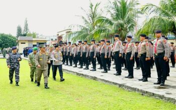 Gubernur Sulut, Mayjen TNI (Purn) Yulius Selvanus SE, bersama Kapolda Sulut Irjen Pol Roycke Harry Langie, Pangdam XIII/Merdeka Mayjen TNI Mirza Agus, serta Komandan Kodaeral VIII, Laksda TNI Dery Triesananto Suhendi, S.E., M.Tr.Opsla, saat melakukan pemeriksaan pasukan pada Apel Gelar Pasukan Operasi Ketupat Sangat 2026 di Lapangan Presisi Mapolda Sulut, Kamis (12/03/2026) pagi. (Foto: Ist)