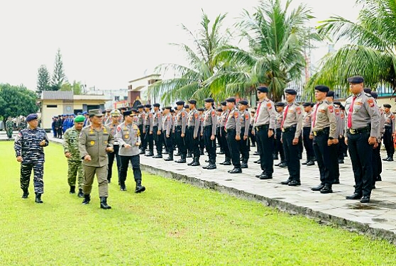 Gubernur Sulut, Mayjen TNI (Purn) Yulius Selvanus SE, bersama Kapolda Sulut Irjen Pol Roycke Harry Langie, Pangdam XIII/Merdeka Mayjen TNI Mirza Agus, serta Komandan Kodaeral VIII, Laksda TNI Dery Triesananto Suhendi, S.E., M.Tr.Opsla, saat melakukan pemeriksaan pasukan pada Apel Gelar Pasukan Operasi Ketupat Sangat 2026 di Lapangan Presisi Mapolda Sulut, Kamis (12/03/2026) pagi. (Foto: Ist)