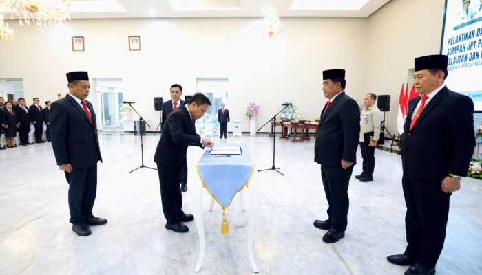 Lantik Kadis DKP dan Plt Karo PBJ, Gubernur Yulius: Bekerjalah dalam Tuntunan Tuhan, Bukan Karena Dimandori!