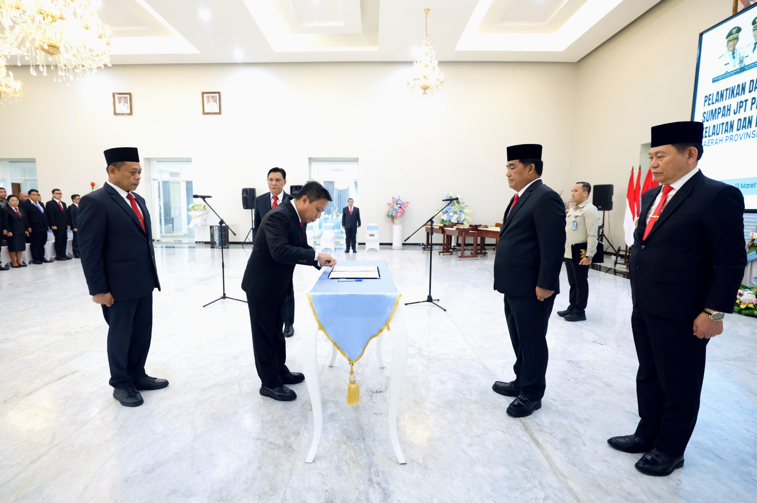 Prosesi pelantikan di Wisma Negara Bumi Beringin, Manado. (Ist)