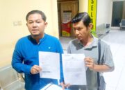 Advocat Faisal Wicaksono saat mendampingi kliennya, Advocat Risky Hidayat di Polda Sulut, Jumat (13/3/2026). (Foto: Ridho L Tobing)