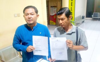 Advocat Faisal Wicaksono saat mendampingi kliennya, Advocat Risky Hidayat di Polda Sulut, Jumat (13/3/2026). (Foto: Ridho L Tobing)