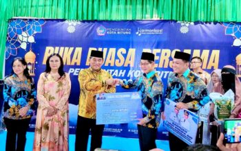 Gubernur Sulut, Mayjen TNI (Purn) Yulius Selvanus SE bersama Walikota Bitung, Hengky Honandar SE dan Wakil Walikota Randito Maringka S Sos. Tampak di sisi kiri Ketua TP PKK Sulut, Ny Anik Yulius Selvanus didampingi Ketua TP PKK Bitung, Ny. Ellen Honandar Sondakh SE. (Foto: Ist)