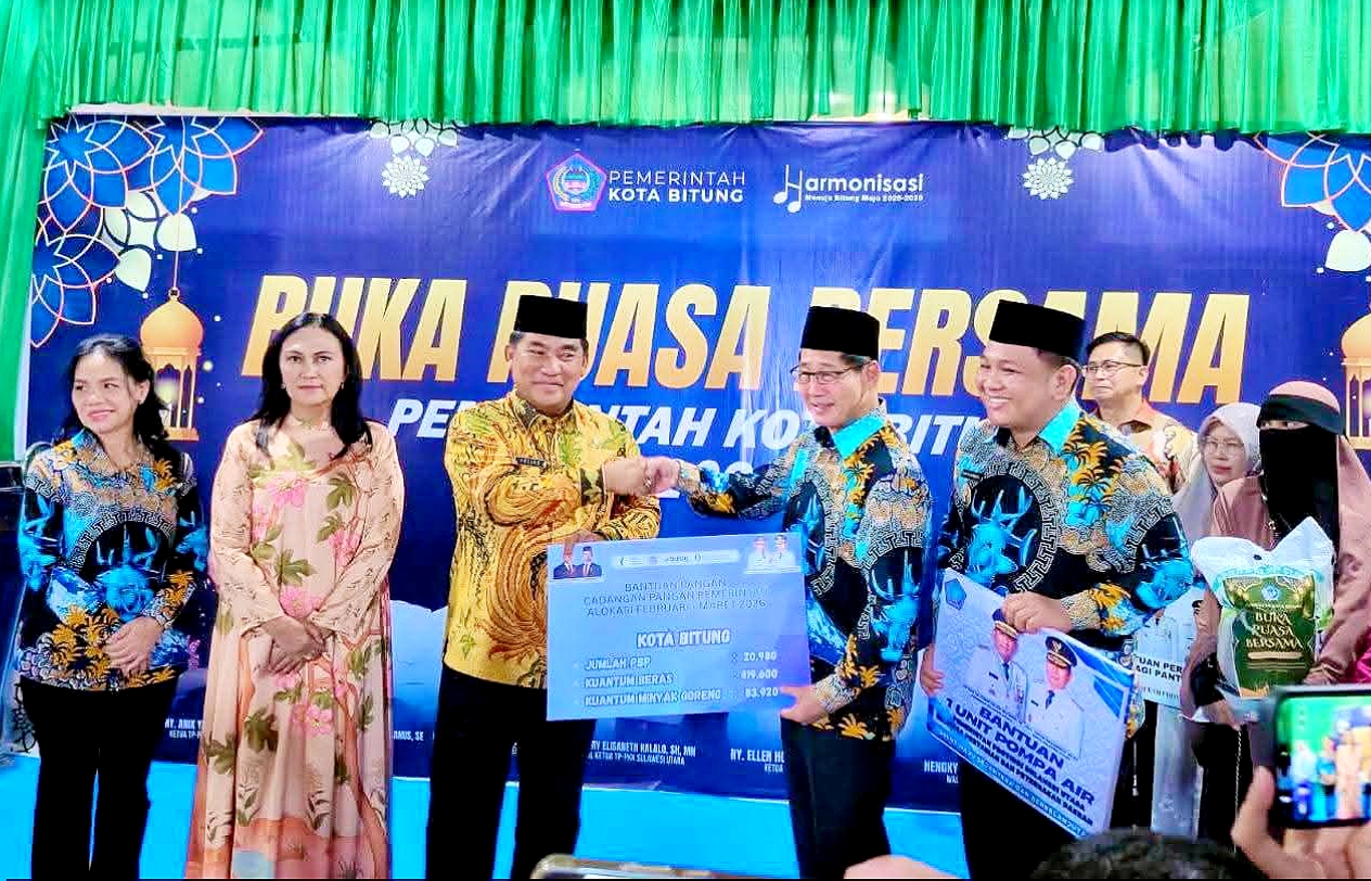 Gubernur Sulut, Mayjen TNI (Purn) Yulius Selvanus SE bersama Walikota Bitung, Hengky Honandar SE dan Wakil Walikota Randito Maringka S Sos. Tampak di sisi kiri Ketua TP PKK Sulut, Ny Anik Yulius Selvanus didampingi Ketua TP PKK Bitung, Ny. Ellen Honandar Sondakh SE. (Foto: Ist)