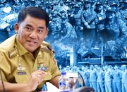 Gubernur Sulut, Mayjen TNI (Purn) Yulius Selvanus SE dengan latar para ASN Pemprov Sulut. (Foto: Istimewa)