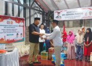 Ketua DPC Gerindra Manado, Louis Carl Schramm, SH., MH., didampingi Sekretaris Asep Sobandi, saat menyerahkan santunan kepada Pengurus Panti Asuhan. (Foto: Ridho L Tobing)